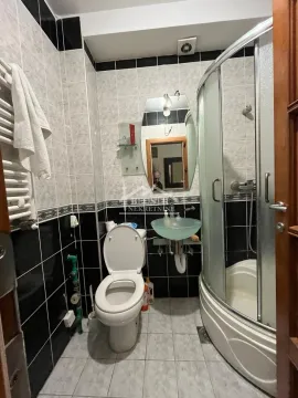 Kupatilo opremljeno tuš kabinom, umivaonikom i toaletom. - image 5
