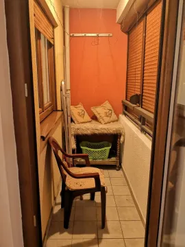 Uski zatvoreni balkon sa stolicom i malom klupom za sjedenje. - image 8