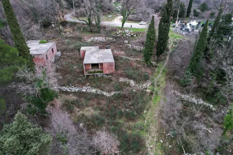 Zemljište sa nedovršenim kućama u prirodnom okruženju. - image 22