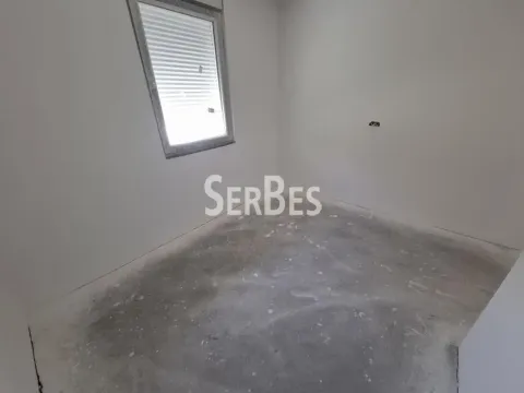 Prazna prostorija sa belim zidovima i jednim prozorom. - image 9