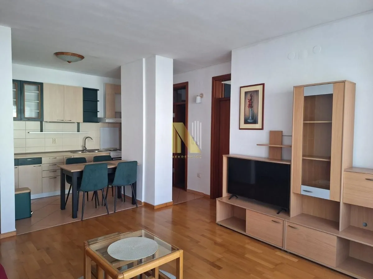 Izdavanje, dvosoban stan, 56m², Stari grad, Novi Sad