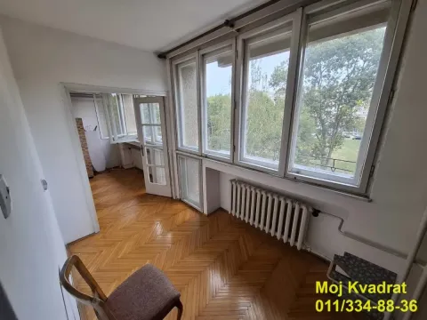 Zastakljena terasa sa drvenim podom i pogledom na zelenilo. - image 3