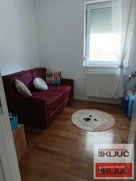 Manja spavaća soba sa krevetom na razvlačenje i prozorom. - image 5