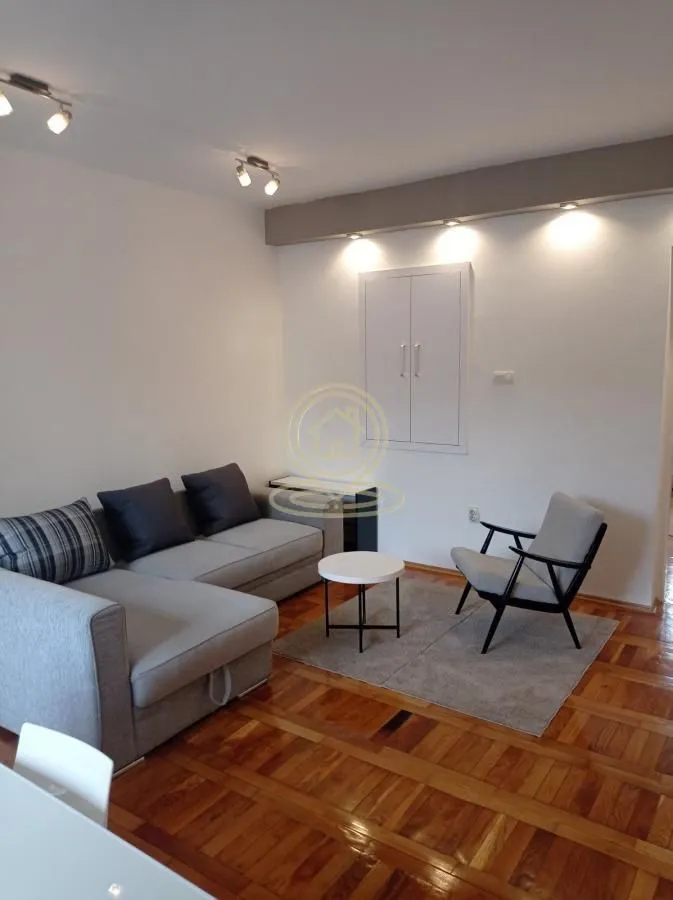 Izdavanje, trosoban stan, 82m², Centar, Novi Sad