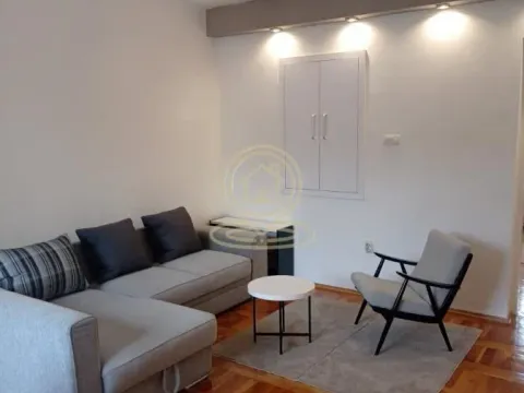 Izdavanje, trosoban stan, 82m², Centar, Novi Sad - image 1