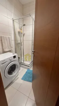 Manje kupatilo sa tuš kabinom i veš mašinom. - image 11
