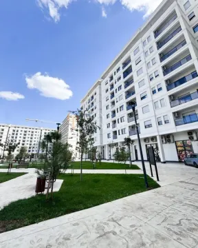 Pogled na modernu stambenu zgradu sa uređenim dvorištem i zelenilom. - image 13
