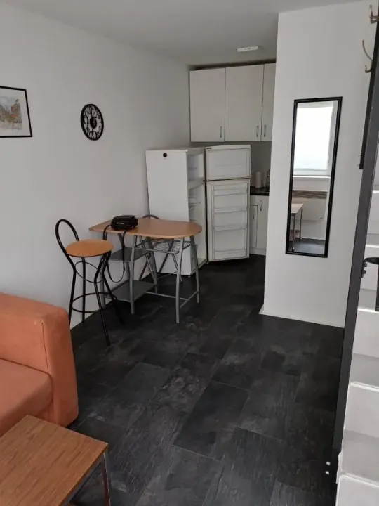 Izdavanje, jednosoban stan, 30m², Salajka, Novi Sad Sve Podlokacije