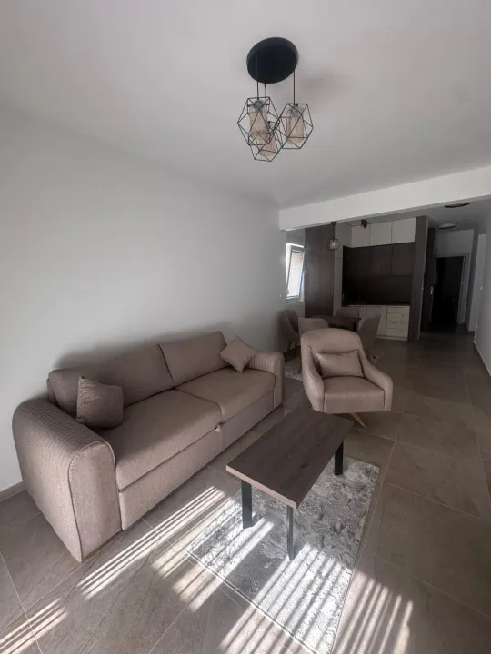 Izdavanje, jednosoban stan, 47m², Lazi, Budva