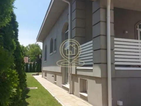 Prodaja, kuća, 380m², Centar, Inđija - image 9