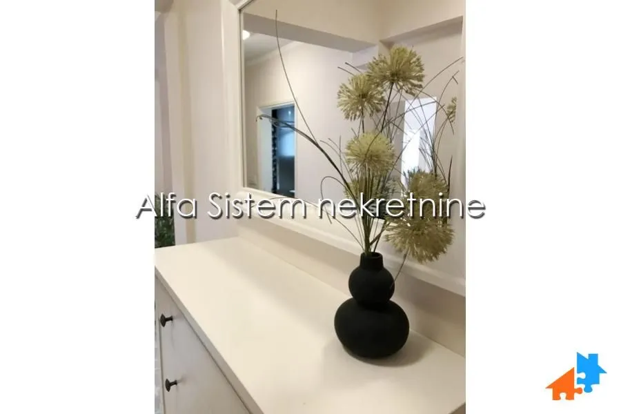 Izdavanje, trosoban stan, 72m², Savski Venac, Beograd