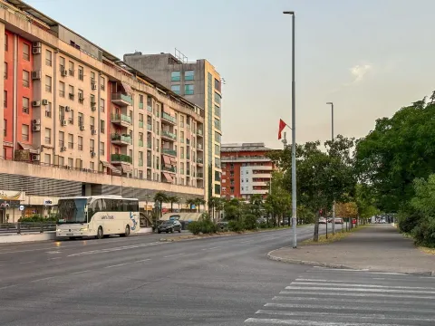 Pogled na gradsku ulicu sa stambenim zgradama i trotoarom. - image 13