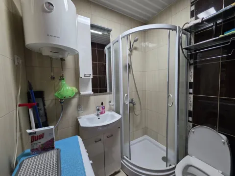 Kupatilo opremljeno tuš kabinom, umivaonikom i wc šoljom. - image 22