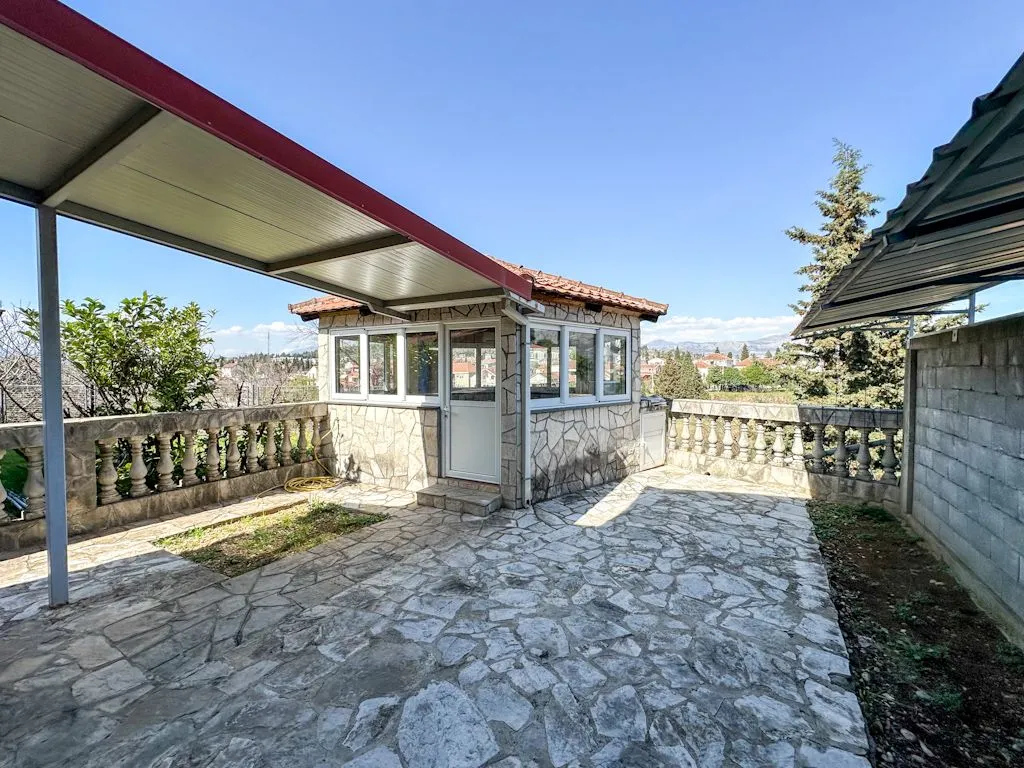Izdavanje, kuća, 220m², Stari Aerodrom, Podgorica