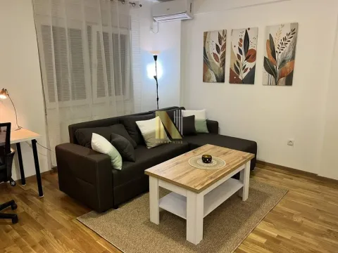 Dnevna soba sa ugaonom garniturom i drvenim stočićem. - image 3