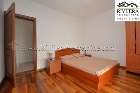 Spavaća soba sa bračnim krevetom, drvenim podom i garderoberom. - image 12