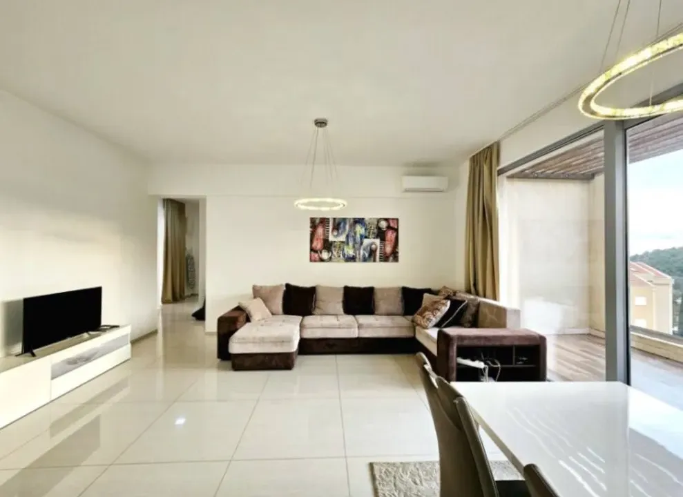 Izdavanje, dvosoban stan, 64m², Bečići, Budva