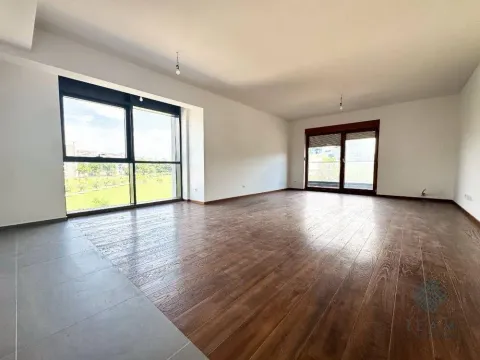 Prostrana prazna prostorija sa drvenim podom i velikim prozorima. - image 13