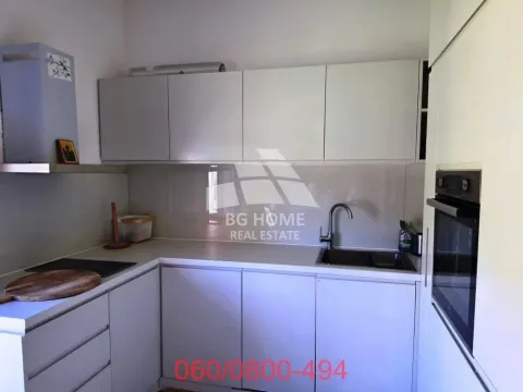 Manja kuhinja sa belim elementima i ugradnom rernom. - image 4
