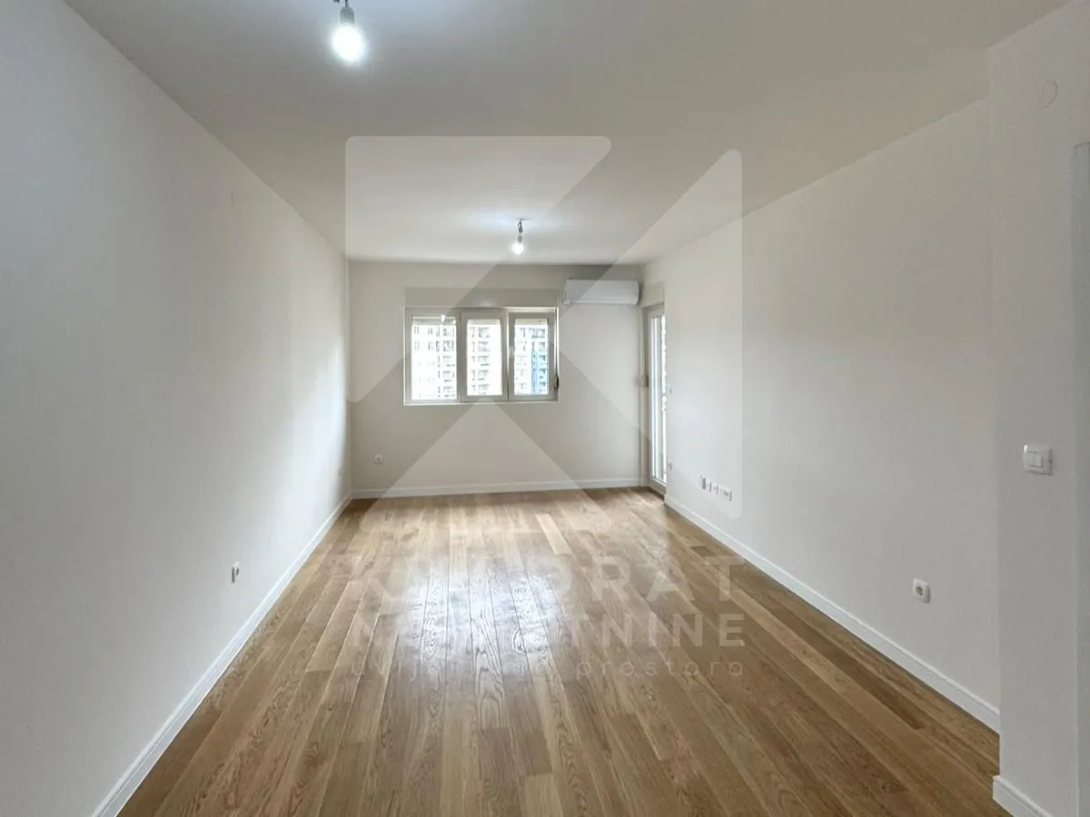 Izdavanje, jednosoban stan, 49m², Central Point, Podgorica