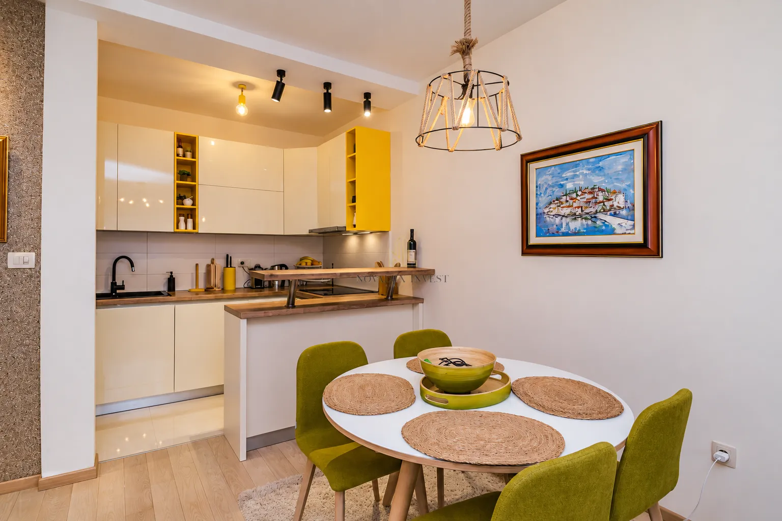Modern kitchen with a breakfast bar and a dining table.