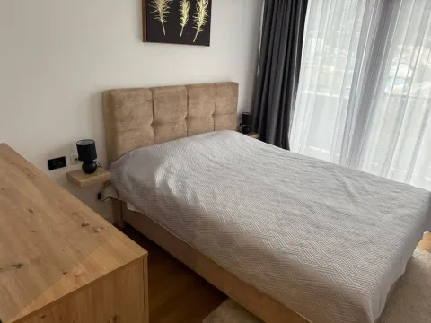 Namještena spavaća soba sa bračnim krevetom. - image 2