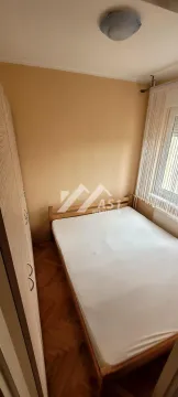 Manja spavaća soba sa krevetom i ormarom. - image 5