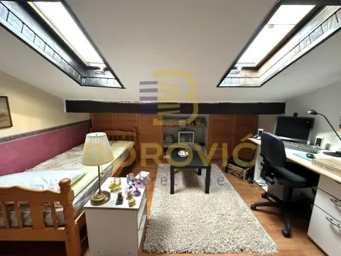Potkrovlje opremljeno krevetom, radnim stolom i krovnim prozorima. - image 7