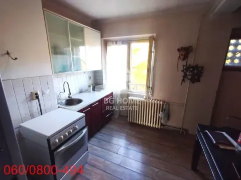 Manja kuhinja sa sudoperom, elementima i šporetom pored prozora. - image 5