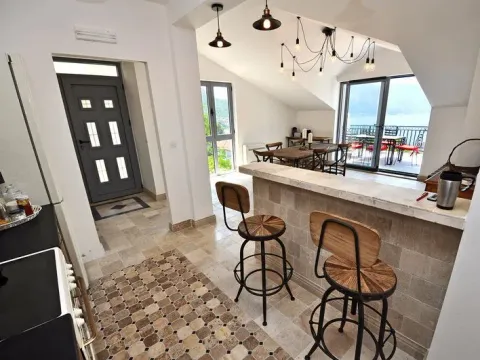 Prodaja, četvorosoban stan, 200m², Risan, Kotor - image 3