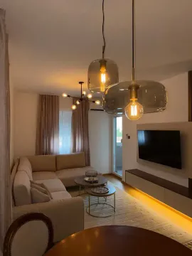 Udobna dnevna soba sa ugaonom garniturom, TV-om i modernim osvjetljenjem. - image 3