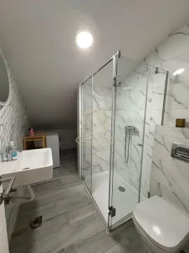 Moderno kupatilo sa tuš kabinom, umivaonikom i toaletom. - image 13