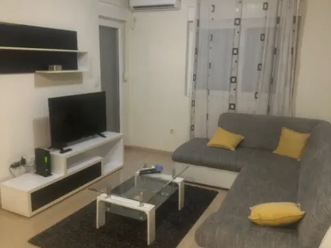 Izdavanje, jednosoban stan, 49m², City Kvart, Podgorica - image 1