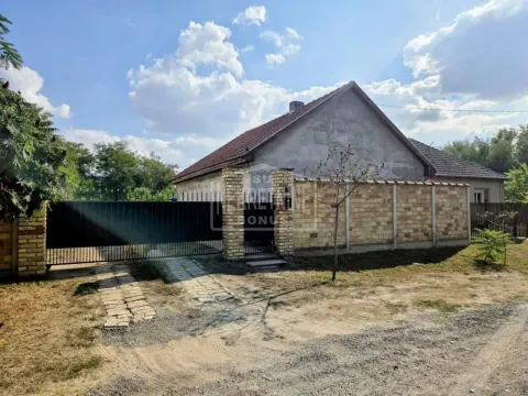 Pogled na dvorište i kapiju kuće sa ograđenim placem. - image 10