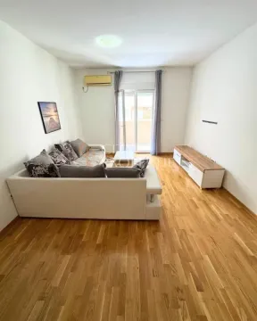 Dnevna soba sa garniturom, drvenim podom i izlazom na terasu. - image 10
