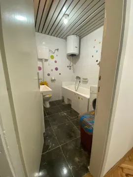 Pogled na kupatilo sa kadom i pločicama. - image 6