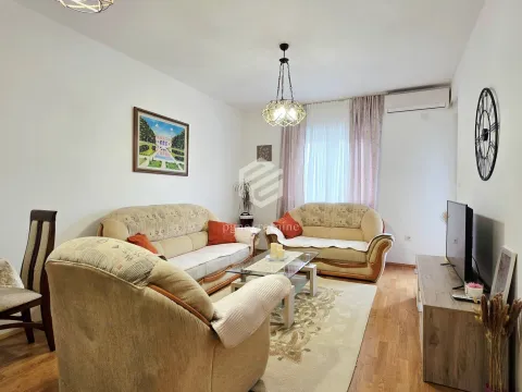 Izdavanje, dvosoban stan, 66m², Stari Aerodrom, Podgorica - image 1