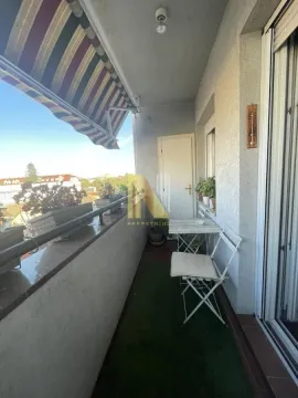 Manja natkrivena terasa sa stolom, stolicama i tendom. - image 14