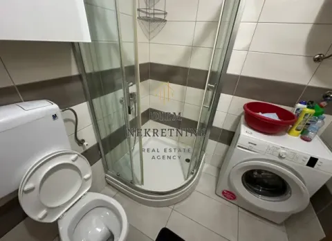 Kupatilo sa tuš kabinom, WC šoljom i veš mašinom. - image 8