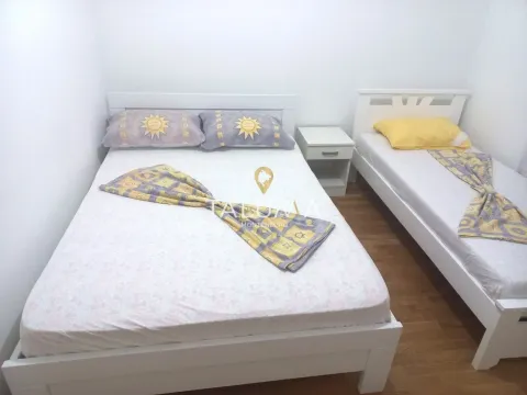 Spavaća soba sa bračnim krevetom i jednim dodatnim krevetom. - image 4