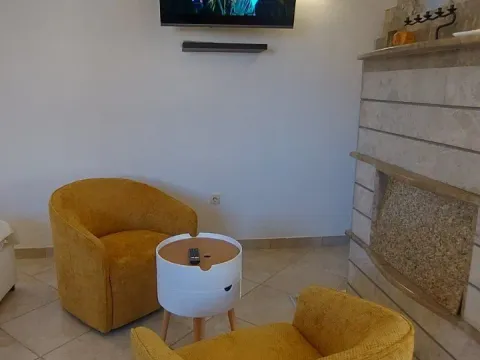 Izdavanje, garsonjera, 35m², Škaljari, Kotor - image 3