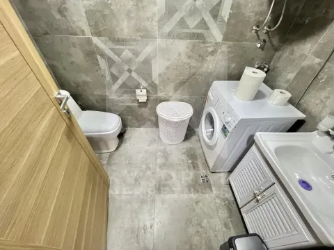 Kupatilo opremljeno sanitarijama, umivaonikom i veš mašinom. - image 9