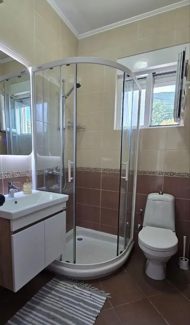 Izdavanje, dvosoban stan, 80m², Đenovići, Herceg Novi