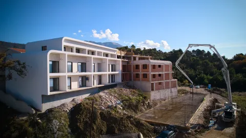 Pogled na stambeni objekat u izgradnji sa betonskom pumpom na gradilištu. - image 14