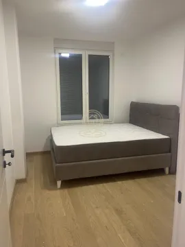 Spavaća soba sa bračnim krevetom i prozorom. - image 7