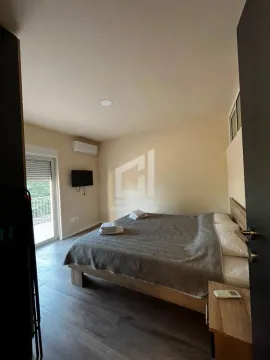 View of the bedroom with a double bed and access to the terrace. - image 5