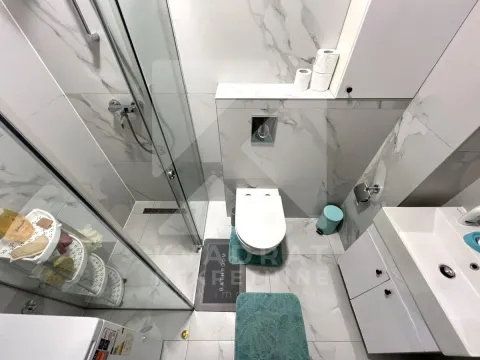 Moderne kupatilo sa tuš kabinom, WC šoljom i umivaonikom. - image 5