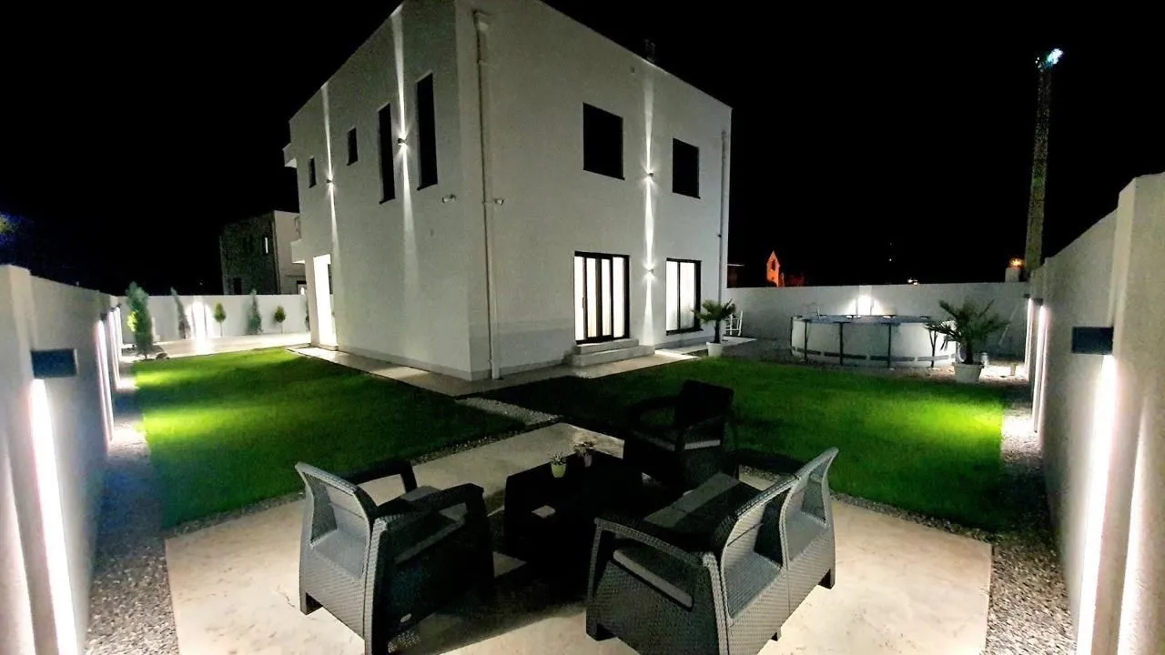 Izdavanje, kuća, 190m², Tološi, Podgorica