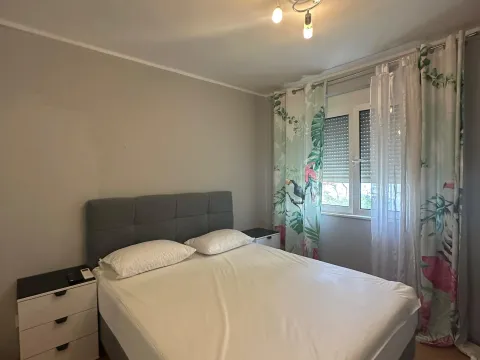 Izdavanje, dvosoban stan, 85m², Centar, Tivat - image 34