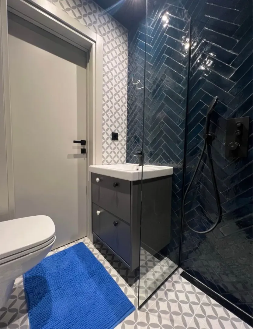 Moderne kupatilo sa umivaonikom, tuš kabinom i wc šoljom.